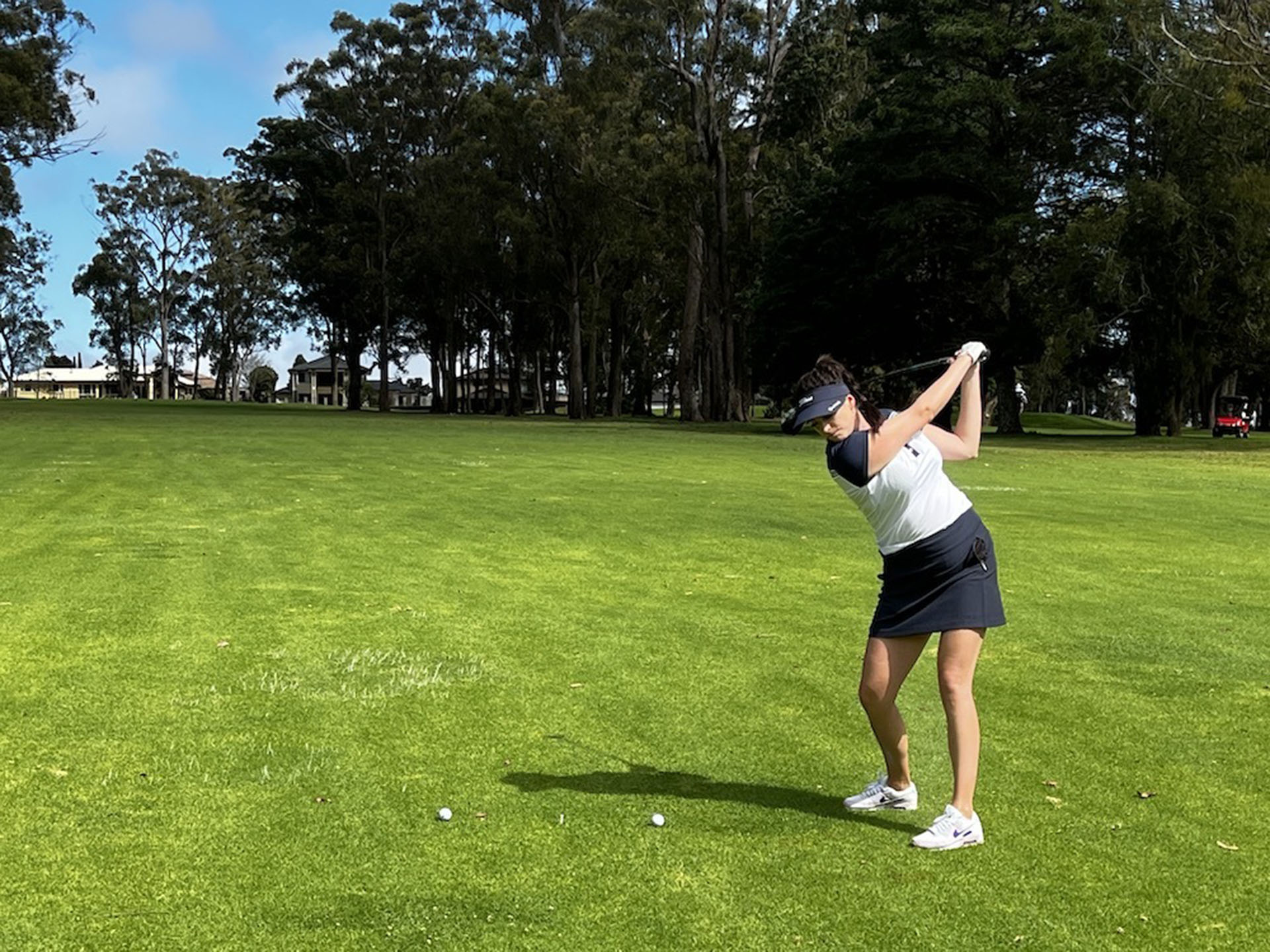 Lexus of Toowoomba Golf Day - Lady taking a shot